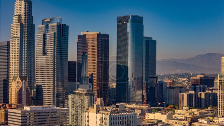 Foto de Los edificios altos del centro de Los Ángeles en un día soleado - LOS ÁNGELES, USA - 5 de NOVIEMBRE de 2023 - Imagen libre de derechos
