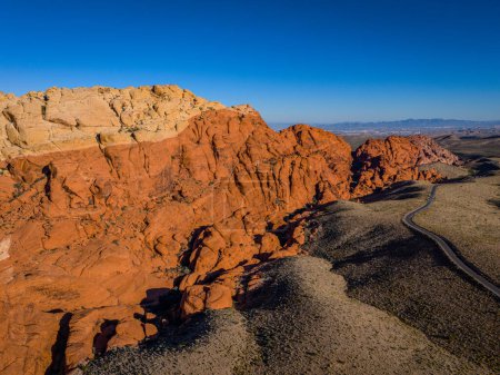 Téléchargez les photos : Vue aérienne sur le canyon Red Rock dans le désert du Nevada photographie aérienne de drone - en image libre de droit