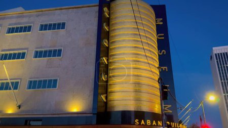 Téléchargez les photos : Saban Building with Academy of Motions Pictures Museum in Los Angeles - LOS ANGELES, États-Unis - 5 NOVEMBRE 2023 - en image libre de droit