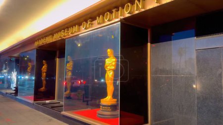 Téléchargez les photos : Saban Building with Academy of Motions Pictures Museum in Los Angeles - LOS ANGELES, États-Unis - 5 NOVEMBRE 2023 - en image libre de droit