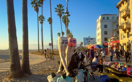 Téléchargez les photos : L'incroyable promenade en bord de mer à Venice Beach - LOS ANGELES, États-Unis - 5 NOVEMBRE 2023 - en image libre de droit