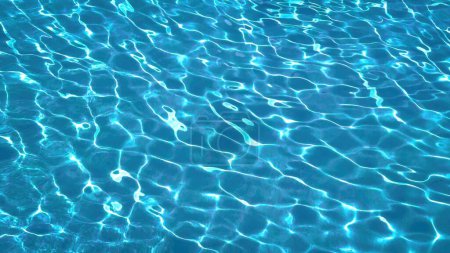 Foto de Causas del agua Fondo en un día soleado - agua clara de la piscina - fotografía de viaje - Imagen libre de derechos