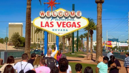 Téléchargez les photos : Touristes prenant des photos et des selfies au célèbre panneau Welcome To Las Vegas au strip - LAS VEGAS, États-Unis - 31 OCTOBRE 2023 - en image libre de droit