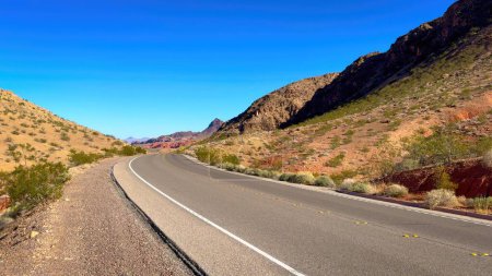 Foto de Camino solitario a través del desierto de Arizona - fotografía de viaje - Imagen libre de derechos