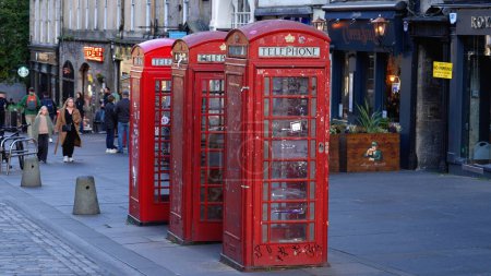 Foto de Cabinas telefónicas rojas en el casco antiguo de Edimburgo - EDIMBURGO, REINO UNIDO - 04 DE OCTUBRE DE 2022 - Imagen libre de derechos