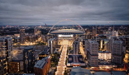Téléchargez les photos : Wembley Park and stadium n London by night - LONDRES, ROYAUME-UNI - 9 JUIN 2022 - en image libre de droit