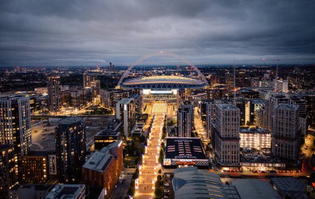 Téléchargez les photos : Wembley Park and stadium n London by night - LONDRES, ROYAUME-UNI - 9 JUIN 2022 - en image libre de droit