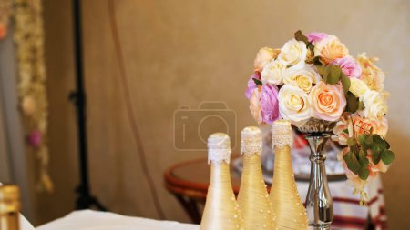 Téléchargez les photos : Champagne de mariage, champagne pour la cérémonie de mariage. décoration de mariage, arrangements de fleurs de mariage. Photo de haute qualité - en image libre de droit