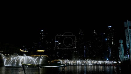 Téléchargez les photos : DUBAI, ÉMIRATS ARABES UNIS, Émirats arabes unis - 20 NOVEMBRE 2017 : Fontaines de danse nocturne, beaux ruisseaux d'eau, de lumière et de musique, sur fond de gratte-ciel. Photo de haute qualité - en image libre de droit
