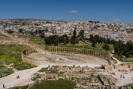 Téléchargez les photos : Vue panoramique des colonnes du cardo Maximus, Ancienne ville romaine de Gérasa de l'Antiquité, Jéras - en image libre de droit