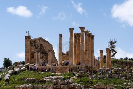 Téléchargez les photos : Vue panoramique des colonnes du Temple de Zeus, Jerash, Ancienne ville romaine de Gerasa - en image libre de droit
