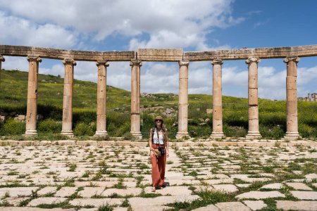 Téléchargez les photos : Femme touristique blonde en ruines Jerash antiques, colonnes Cardo Maximus en Jordanie - en image libre de droit