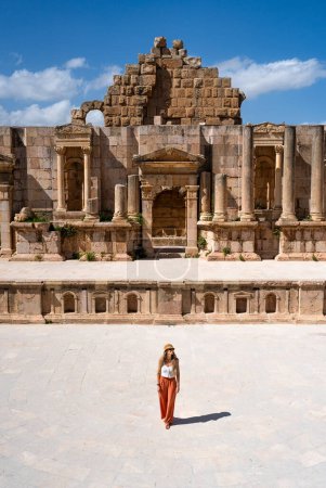 Téléchargez les photos : Voyage touristique femme blonde avec chapeau dans le théâtre romain à Jerash, Ancienne ville romaine en Jordanie - en image libre de droit