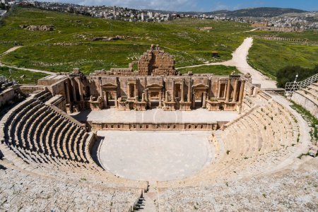 Téléchargez les photos : Personne au théâtre romain de Jerash, ancienne ville romaine de Jordanie. Destinations touristiques - en image libre de droit