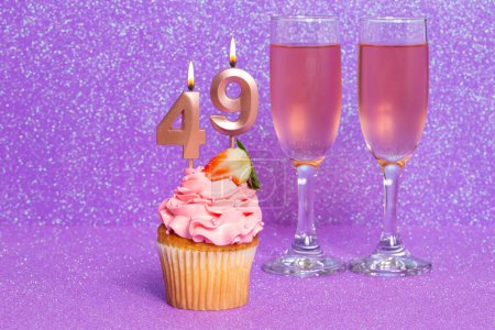 Foto de Magdalena con número y copas con vino para la celebración del cumpleaños o aniversario; Número cuarenta y nueve. - Imagen libre de derechos