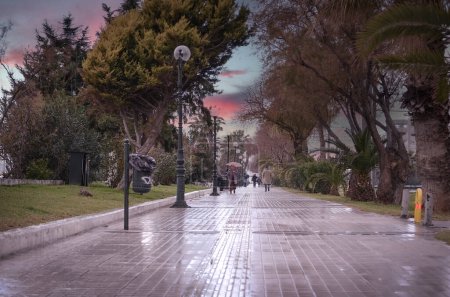 Téléchargez les photos : Rue piétonne par un jour pluvieux d'automne. Grèce - en image libre de droit