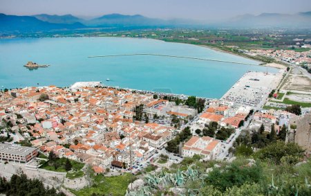Téléchargez les photos : Vue aérienne de la ville de Nauplie et de la forteresse de Bourtzi sur la mer en Grèce. - en image libre de droit