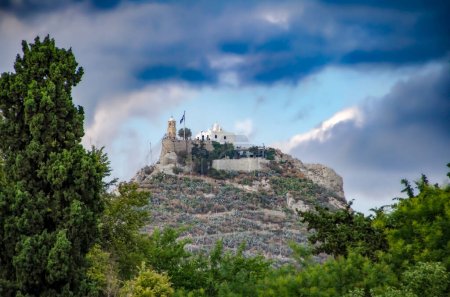 Téléchargez les photos : The church of Agioi Isidoroi on the top of the Lycabettus hill in Athens city. Greece - en image libre de droit