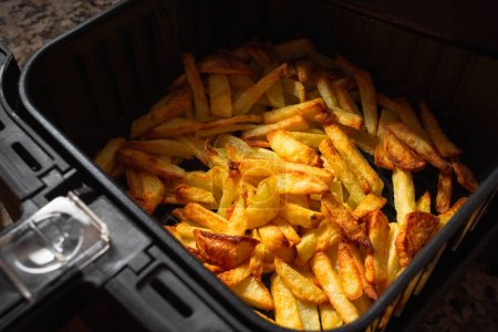 Téléchargez les photos : Air Fryer homemade grilled potatoes. - en image libre de droit