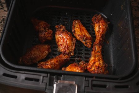 Téléchargez les photos : Air Fryer homemade grilled chicken wings. - en image libre de droit
