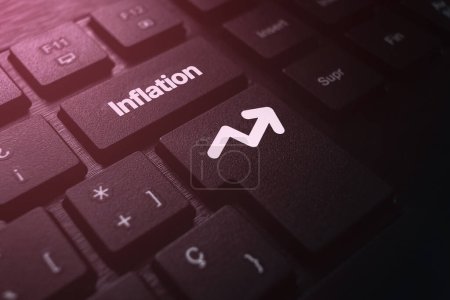 Schwarzes Tastaturfoto mit dem Wort "Inflation" auf der Taste. Wirtschaftskrise, die das weltweite Wachstum beeinflusst.