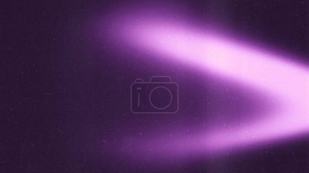 Foto de Fondo abstracto degradado granulado oscuro en tonos púrpura. Efecto de textura de ruido de luz de punto brillante. Fondo de pantalla y fondo. - Imagen libre de derechos