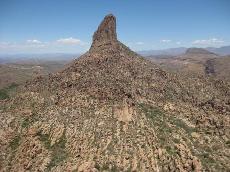 Foto de Tejedores Aguja Rock Formación Superstición Montañas Arizona con geología circundante. Foto de alta calidad - Imagen libre de derechos