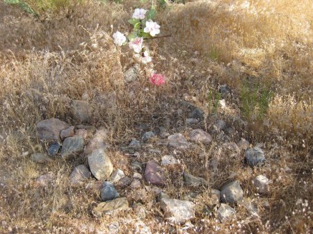 Foto de Unmarked Old Grave in Pinal Cemetery Arizona, Old Pinal City (en inglés). Foto de alta calidad - Imagen libre de derechos