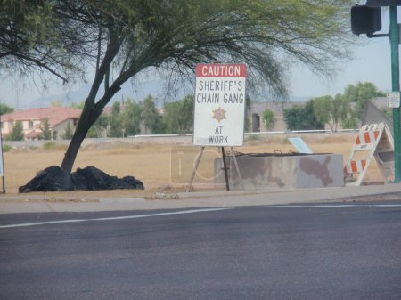 Téléchargez les photos : Attention Shérifs chaîne Gain signe sur le bord de la route à Phoenix 2010. Photo de haute qualité - en image libre de droit