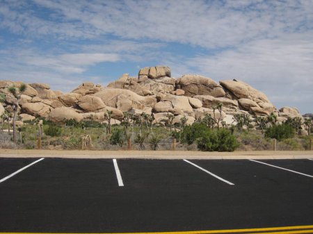 Foto de Lugares de estacionamiento vacíos en el Parque Nacional Joshua Tree. Foto de alta calidad - Imagen libre de derechos