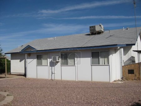 Téléchargez les photos : Je regarde ma maison en Arizona, Back Yard View. Photo de haute qualité - en image libre de droit