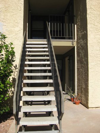 Foto de Escaleras Subiendo a mi segundo piso en Mesa, AZ. Foto de alta calidad - Imagen libre de derechos