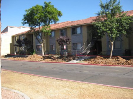 Foto de Vista de la Construcción y Pintura en Mesa Arizona Apartments. Foto de alta calidad - Imagen libre de derechos