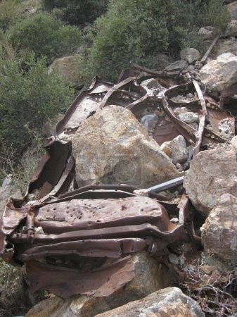 Foto de Rusty Wrecked Car en el desierto de Arizona con Rock on Top. Foto de alta calidad - Imagen libre de derechos