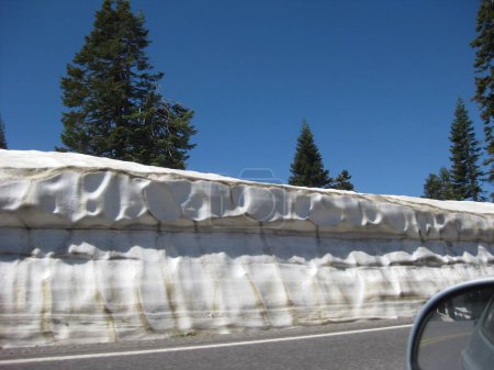 Foto de Wall of Snow by Road en el norte de California. Foto de alta calidad - Imagen libre de derechos