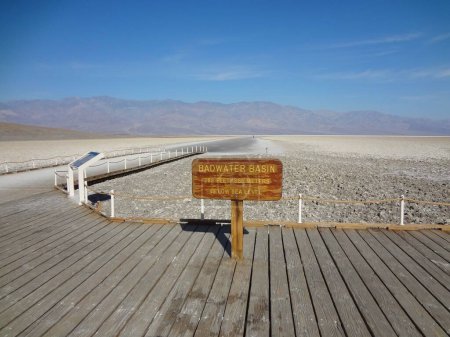 Foto de Badwater Basin Sign at Death Valley National Park. High quality photo - Imagen libre de derechos