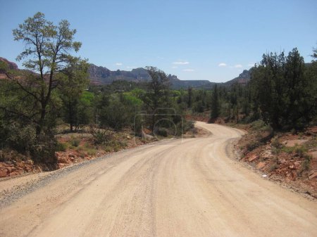 Foto de Smooth Dirt Road Near Town of Sedona, Arizona . High quality photo - Imagen libre de derechos
