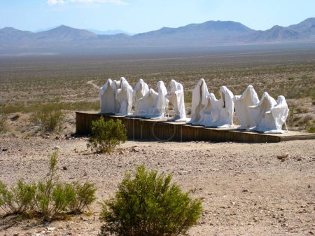 Foto de Statues in Rhyolite, Nevada near Death Valley National Park . High quality photo - Imagen libre de derechos