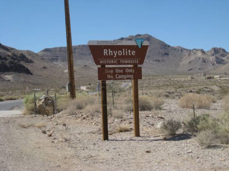 Téléchargez les photos : Rhyolite, Nevada Historic Townsite Brown Welcome Sign. High quality photo - en image libre de droit