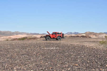 Foto de Red 2 Door 2013 Jeep Wrangler Rubicon with Hood Up Parked in Arizona Desert. High quality photo - Imagen libre de derechos