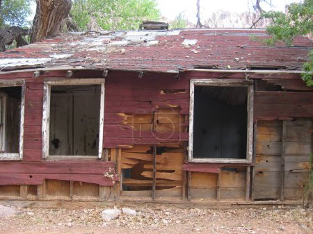 Téléchargez les photos : Abandoned Red Mining Cabin in Arizona Woods. High quality photo - en image libre de droit