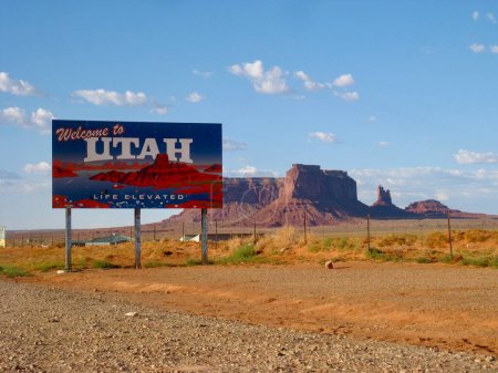 Téléchargez les photos : Bienvenue dans l'Utah Sign by Monument Valley. Photo de haute qualité - en image libre de droit