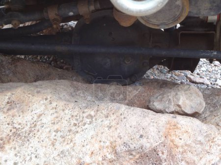 Téléchargez les photos : Close Up of Vehicle Differential Stuck on Boulder. High quality photo - en image libre de droit