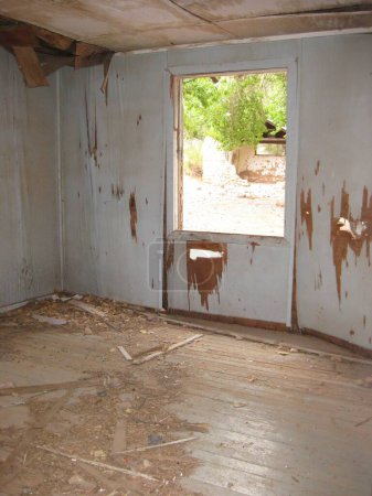 Téléchargez les photos : Exploring Inside Abandoned Mining Cabin in Arizona Woods. High quality photo - en image libre de droit