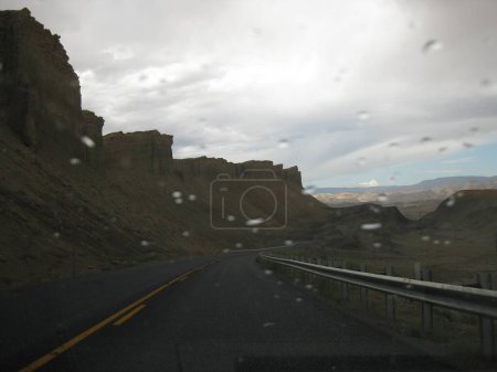 Téléchargez les photos : Je traverse l'Utah avec Rain on the Windshield. Photo de haute qualité - en image libre de droit