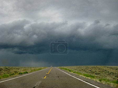 Téléchargez les photos : Nuages de tempête foncée sur l'autoroute Versant la pluie au loin. Photo de haute qualité - en image libre de droit