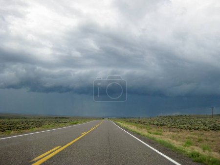Téléchargez les photos : Nuages de tempête sombre sur la route versant de la pluie. Photo de haute qualité - en image libre de droit