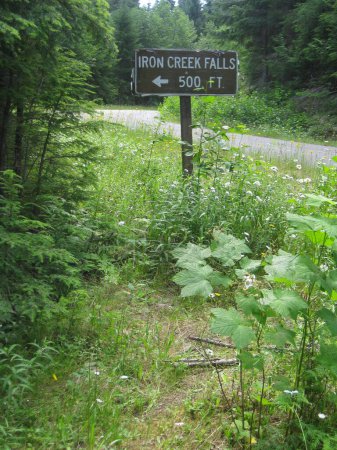 Foto de Iron Creek Falls 500 Ft Flecha a la izquierda signo de la naturaleza. Foto de alta calidad - Imagen libre de derechos