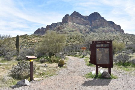 Foto de Arizona Trail Sign, Picketpost Mountain Trailhead cerca de Superior, Arizona. Foto de alta calidad - Imagen libre de derechos