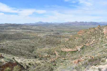 Foto de Con vistas al desierto desde Picketpost Mountain, Sunny Day en Arizona. Foto de alta calidad - Imagen libre de derechos